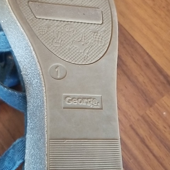 Girls sandals size 1 - Picture 3 of 4